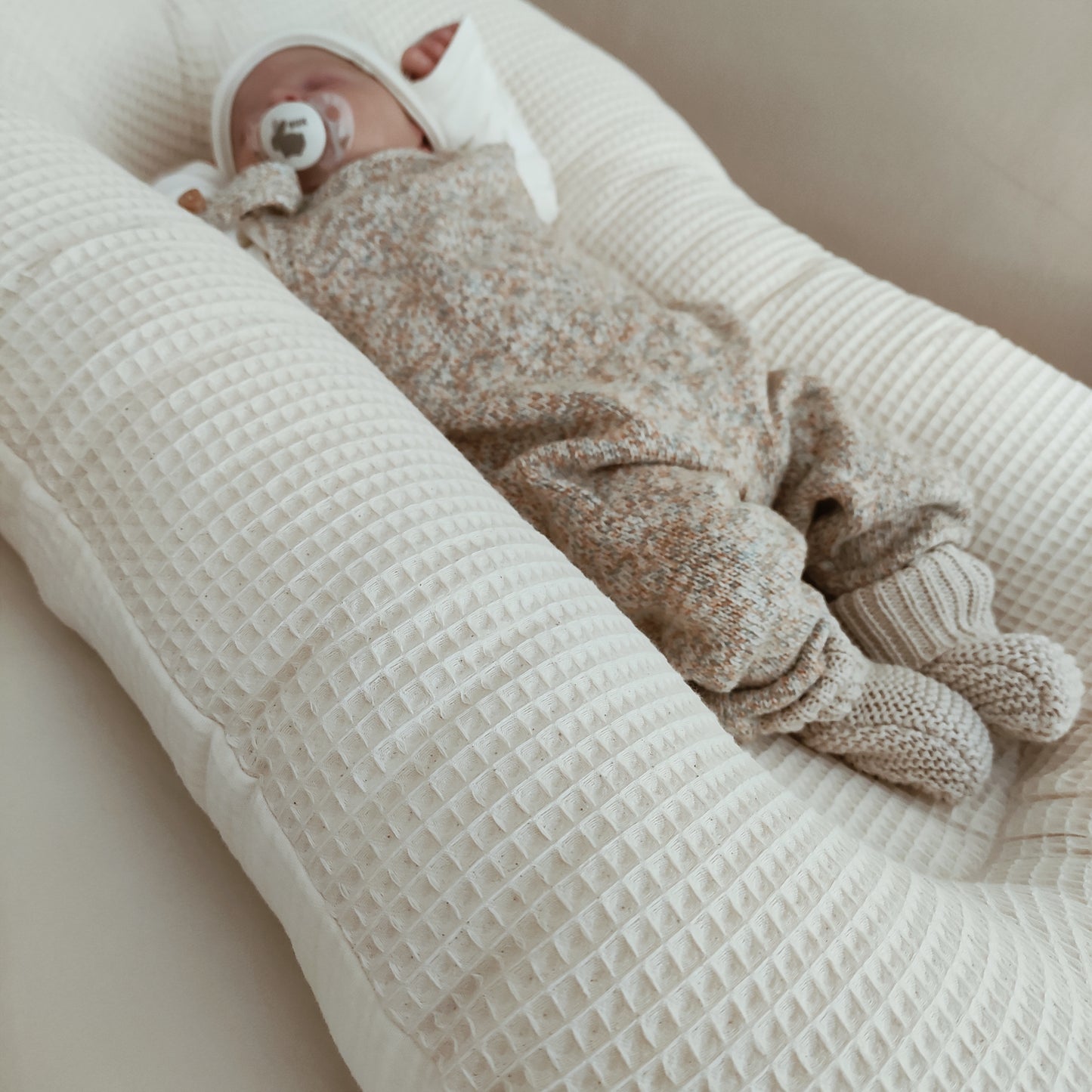 Brinda a tu bebé el confort que merece con el nido BabyNest®, fabricado con algodón orgánico y materiales amigables para su piel