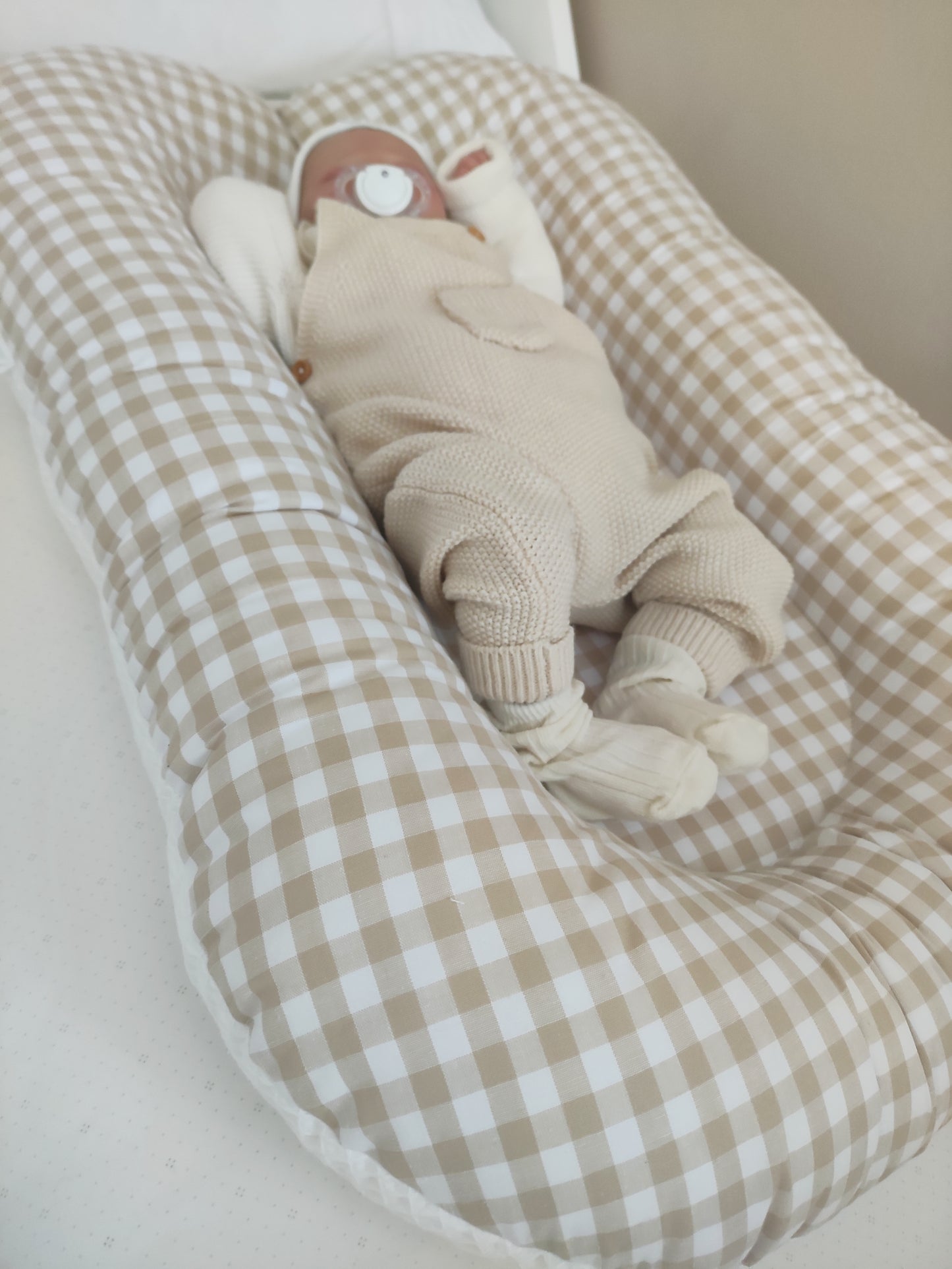 Nido Acogedor Vichy Beige – Un espacio cálido y seguro para tu bebé, diseñado para brindar confort y bienestar en cada momento de descanso.