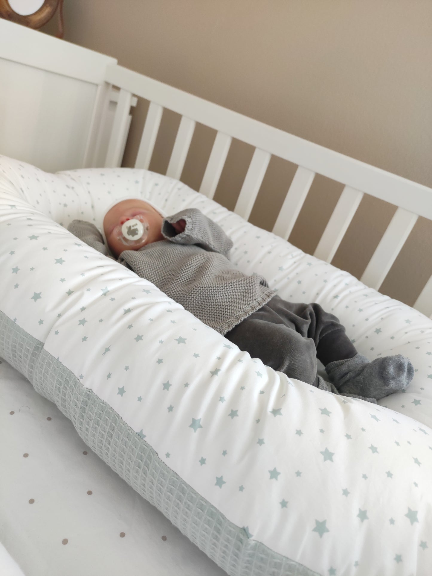 Un nido bebé de estrellas en un suave tono mint, con destellos de luz que aportan un aire mágico y etéreo.