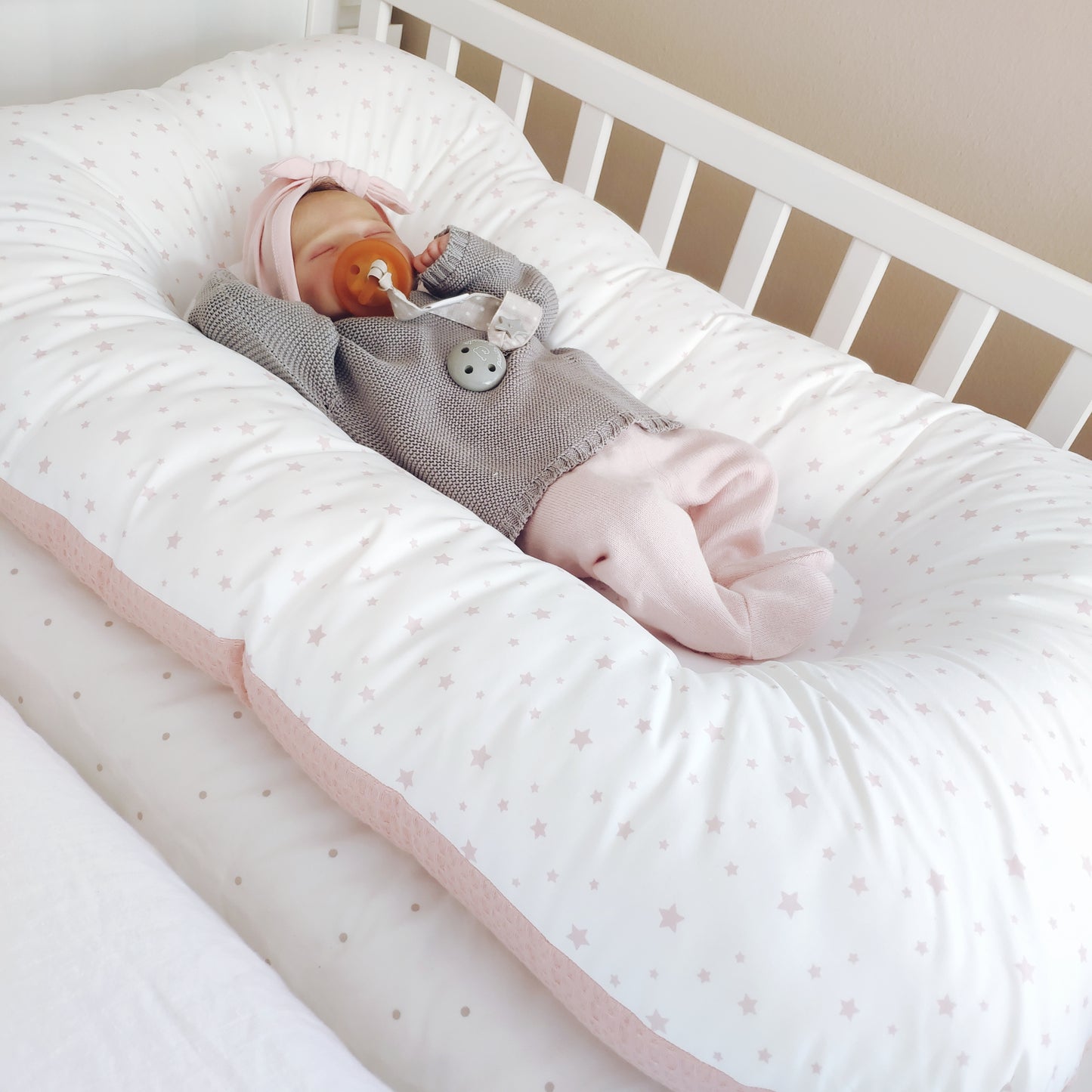 Un descanso seguro y envolvente para tu bebé con el Nido Colecho Tapizkids® Estrellas y Rosa, diseñado para su comodidad y tranquilidad.