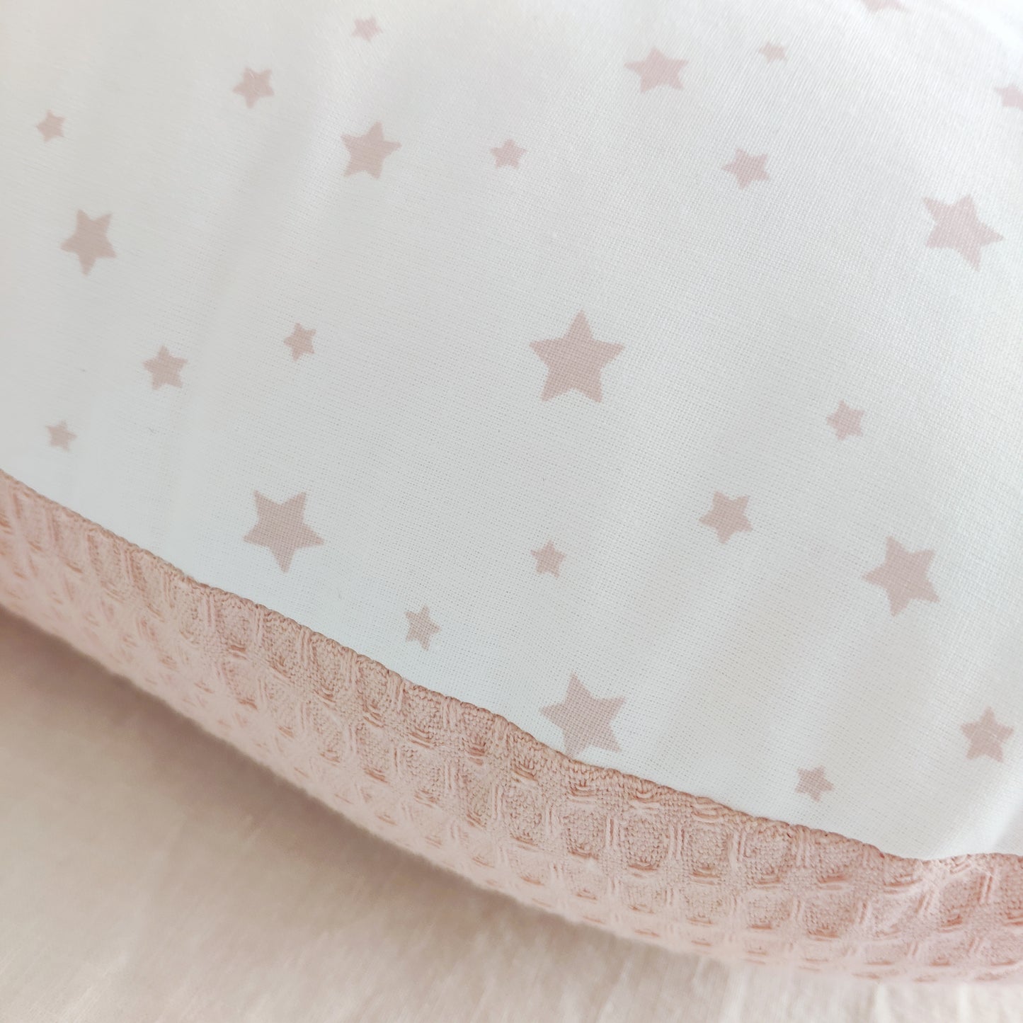 Crea un ambiente de confort y protección para tu bebé con el Nido Colecho Tapizkids® Estrellas y Rosa.
