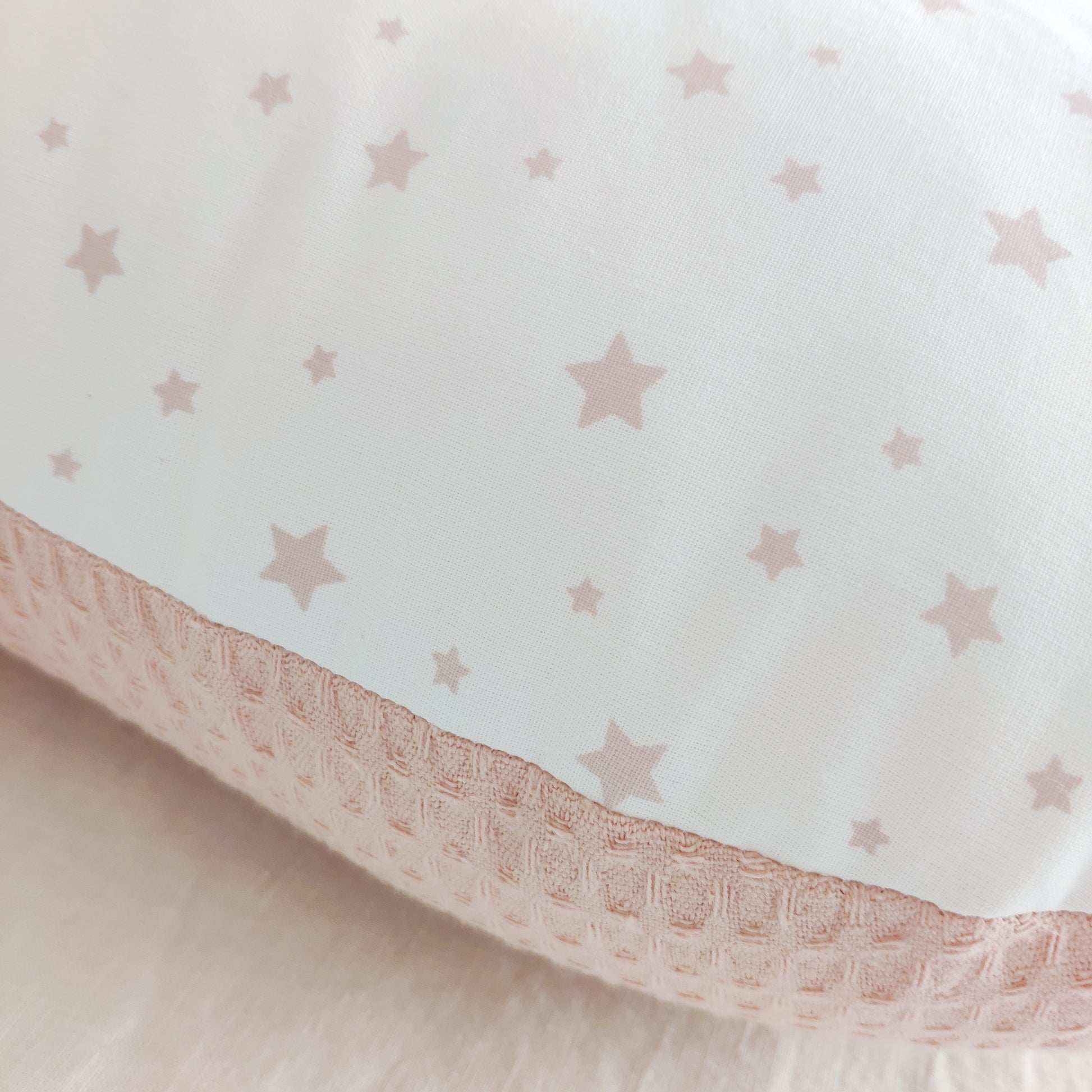 Crea un ambiente de confort y protección para tu bebé con el Nido Colecho Tapizkids® Estrellas y Rosa.
